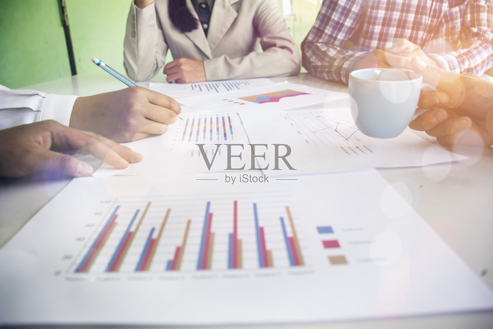 在会议讨论中，男性的手指着商业文件的图像照片摄影图片