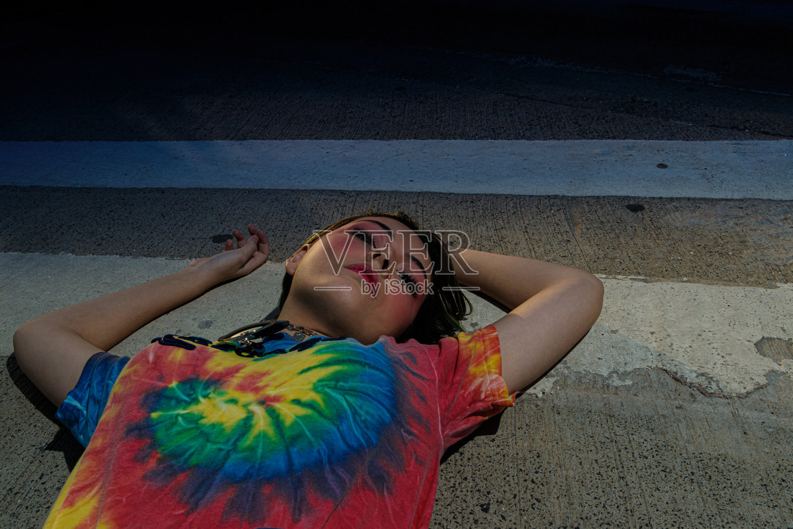 年轻的少年与另类的眼光漫步在街上照片摄影图片