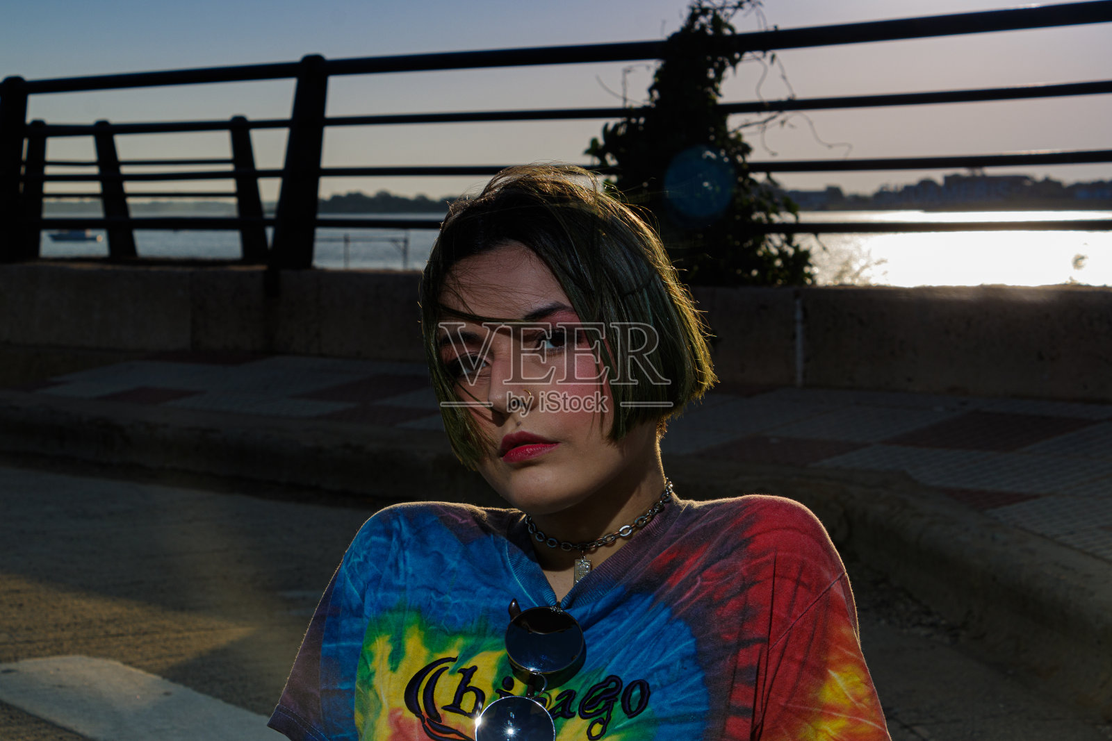 年轻的少年与另类的眼光漫步在街上照片摄影图片