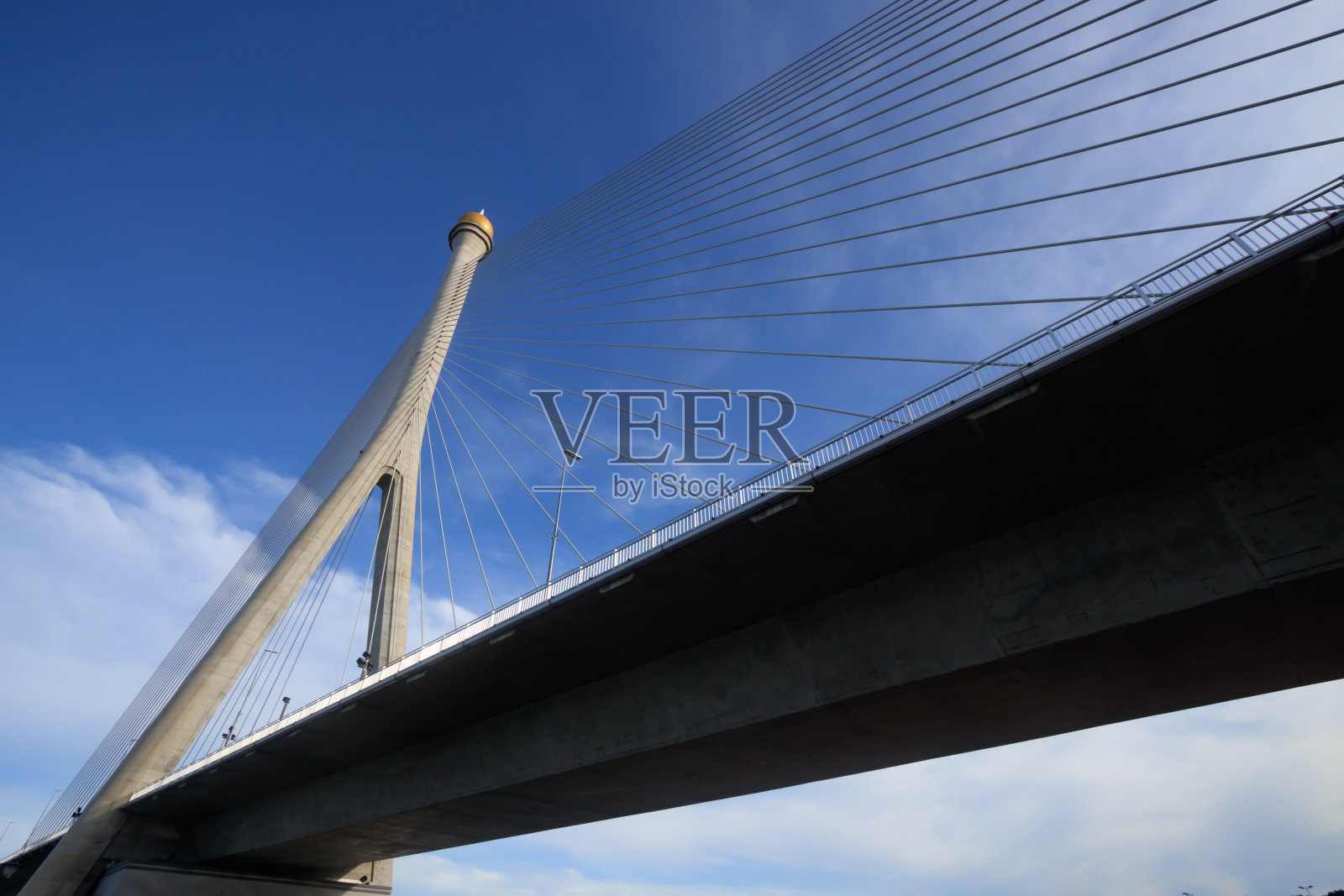 从下方看的文莱达鲁萨兰的RIPAS大桥照片摄影图片