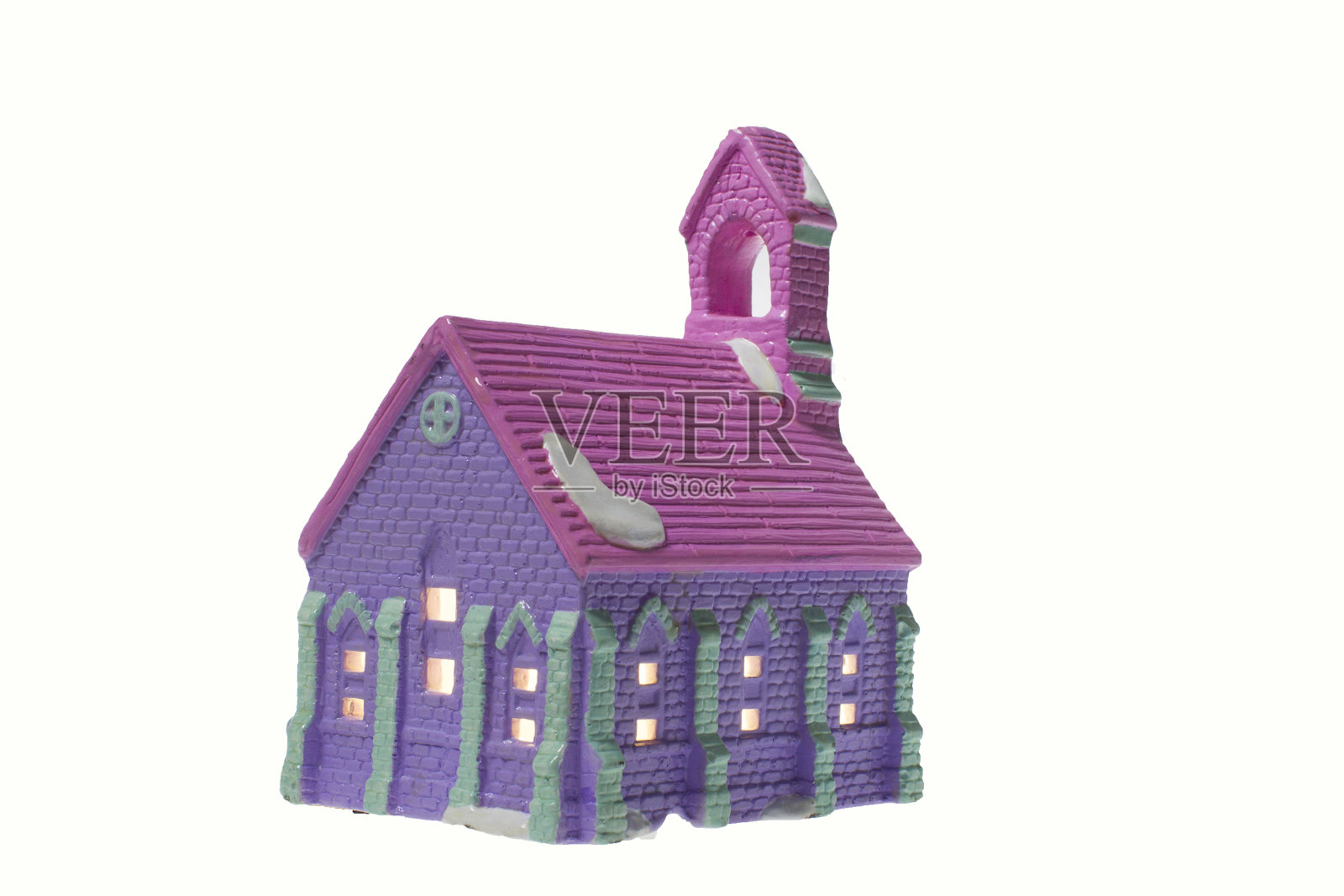 孩子们在白色背景上的小房子。一种石膏制品，用丙烯酸颜料涂成乡村房屋的形式照片摄影图片