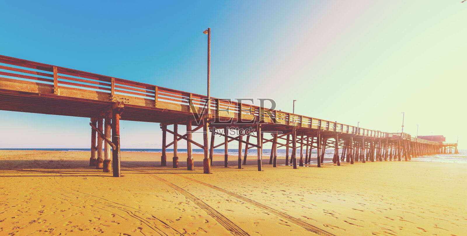 日落时分新港海滩的木制码头照片摄影图片