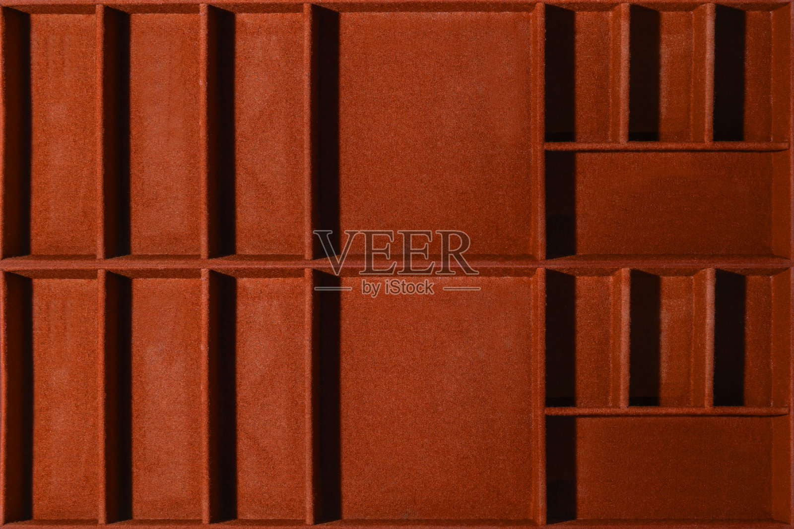 一个有隔板的盒子，用来存放小物品，通常用棕色的布做，可以作为你创作的背景或模板。照片摄影图片