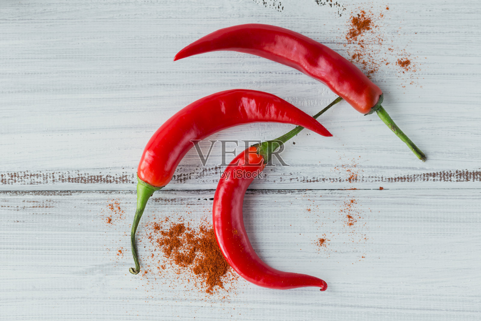 混合的辣椒和香料在明亮的背景。调味料的食物。自制香料用于烹饪照片摄影图片