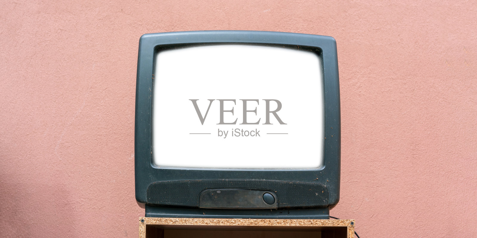 老式复古电视与白色空白屏幕为模型在木架上老化的粉红色墙背景照片摄影图片