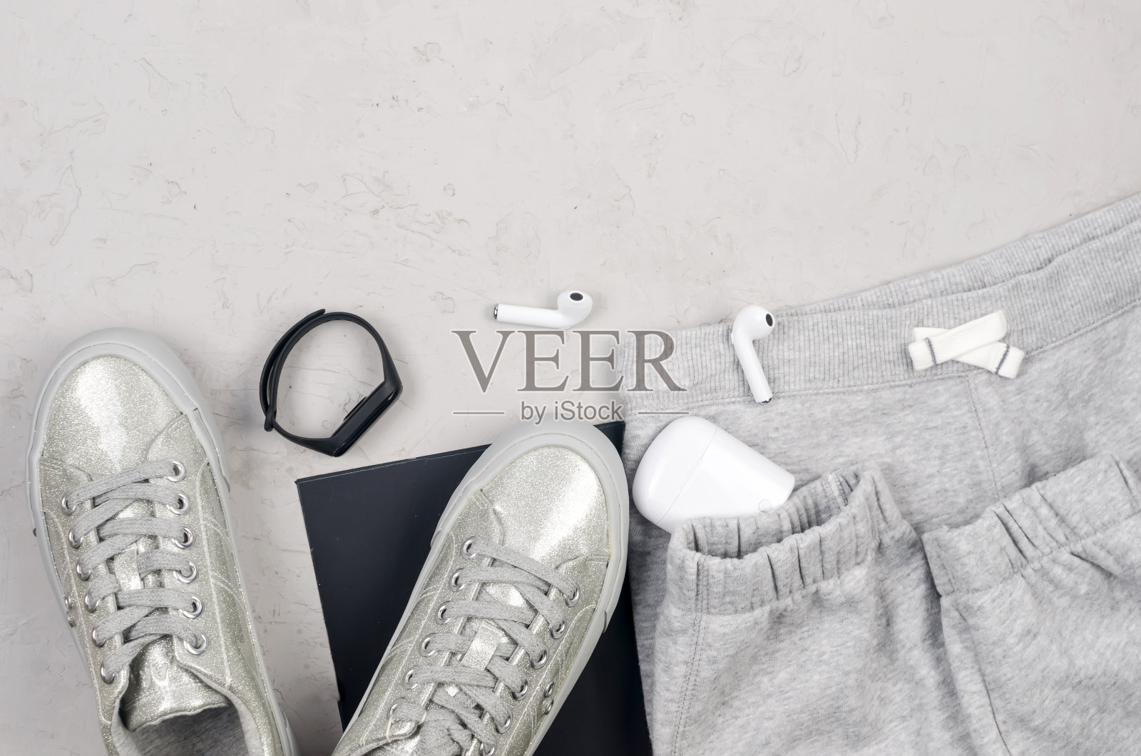 女式运动或休闲灰色服装、运动鞋、袜子和针织运动裤照片摄影图片