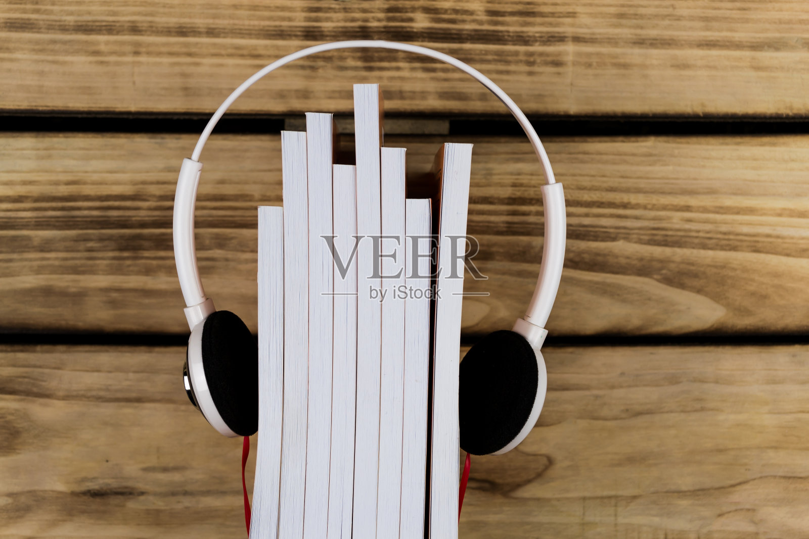 耳机放在一堆书上照片摄影图片