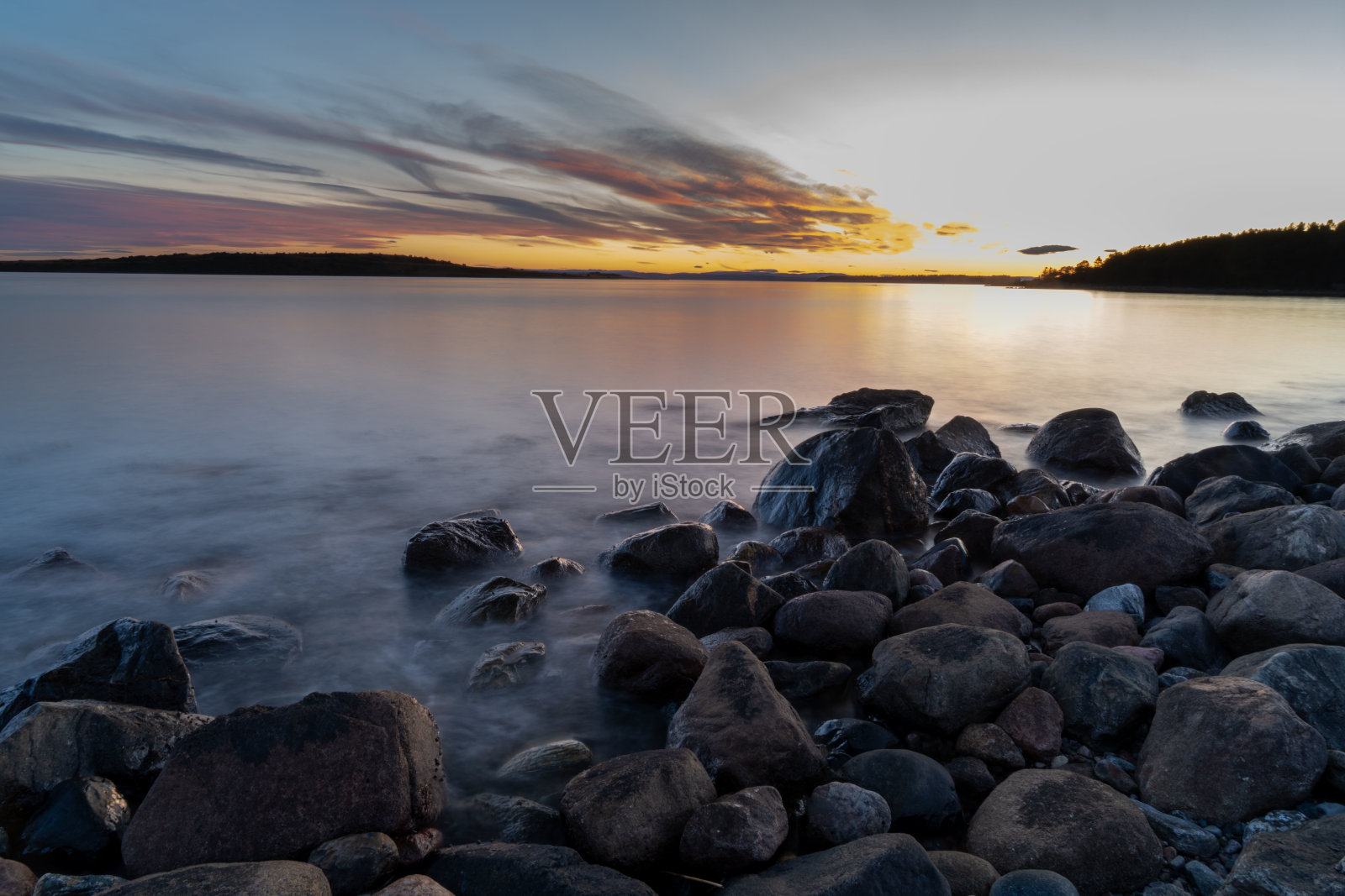 从挪威拉科伦附近的海滩观看奥斯陆峡湾照片摄影图片