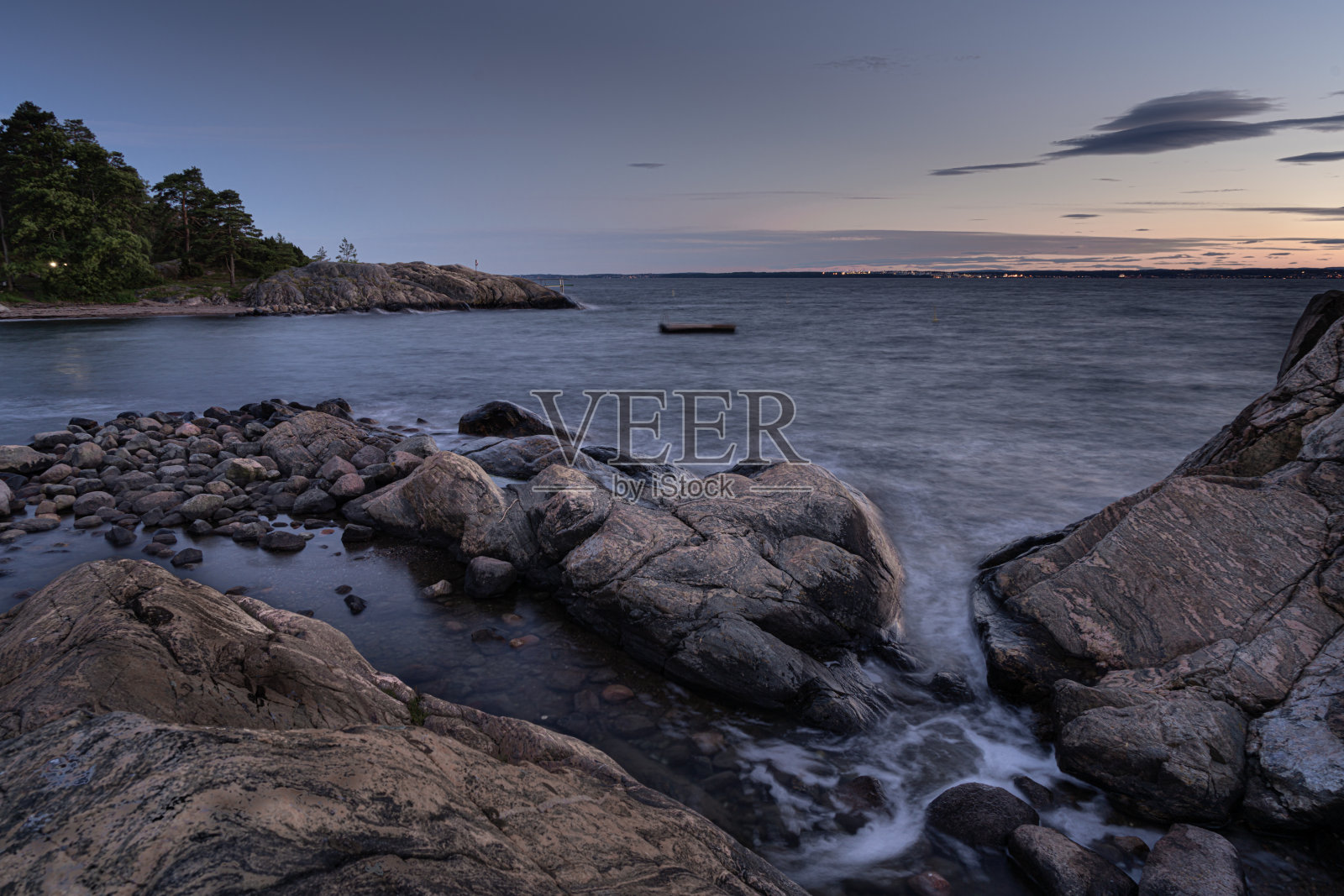 从挪威拉科伦附近的海滩观看奥斯陆峡湾照片摄影图片