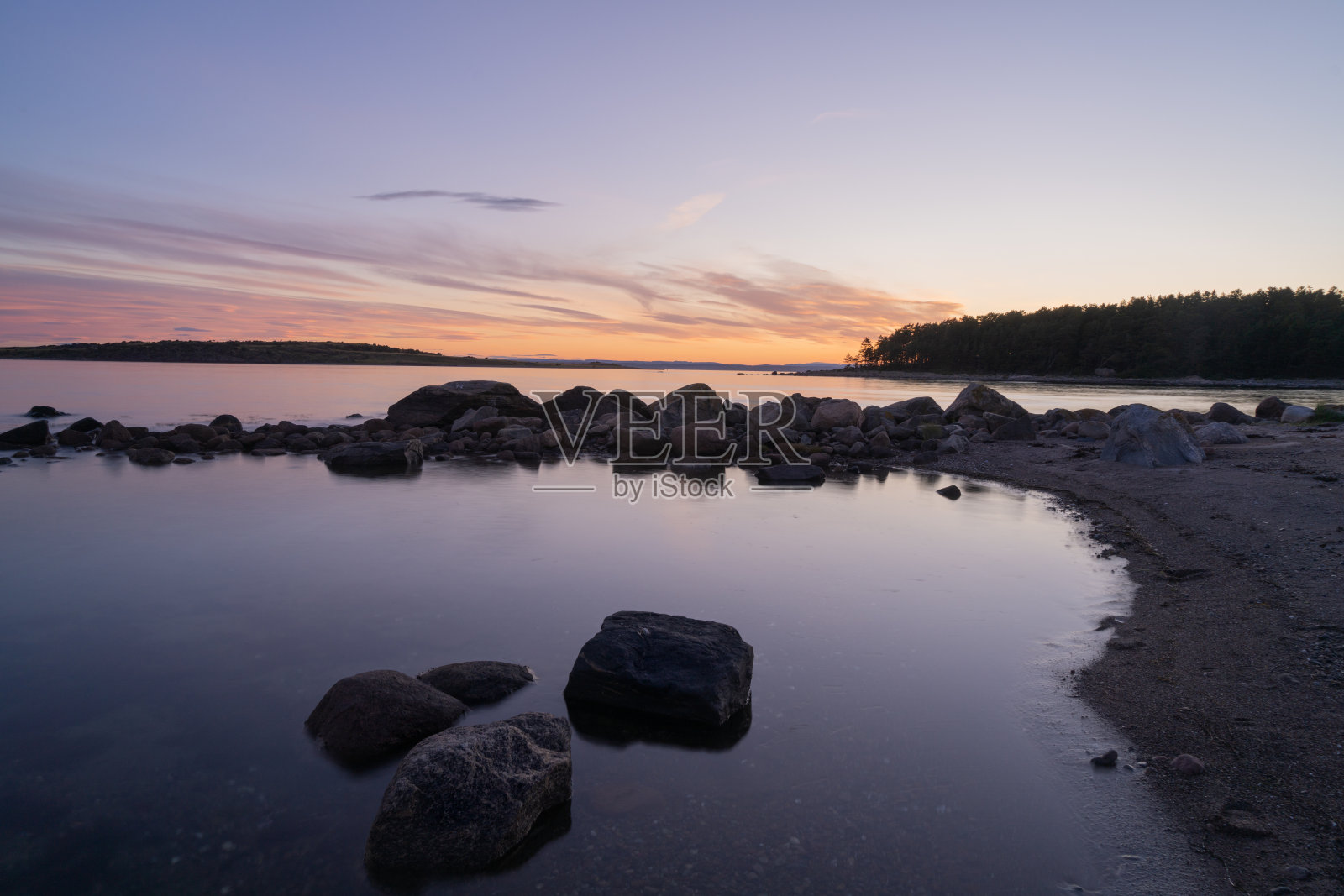 从挪威拉科伦附近的海滩观看奥斯陆峡湾照片摄影图片