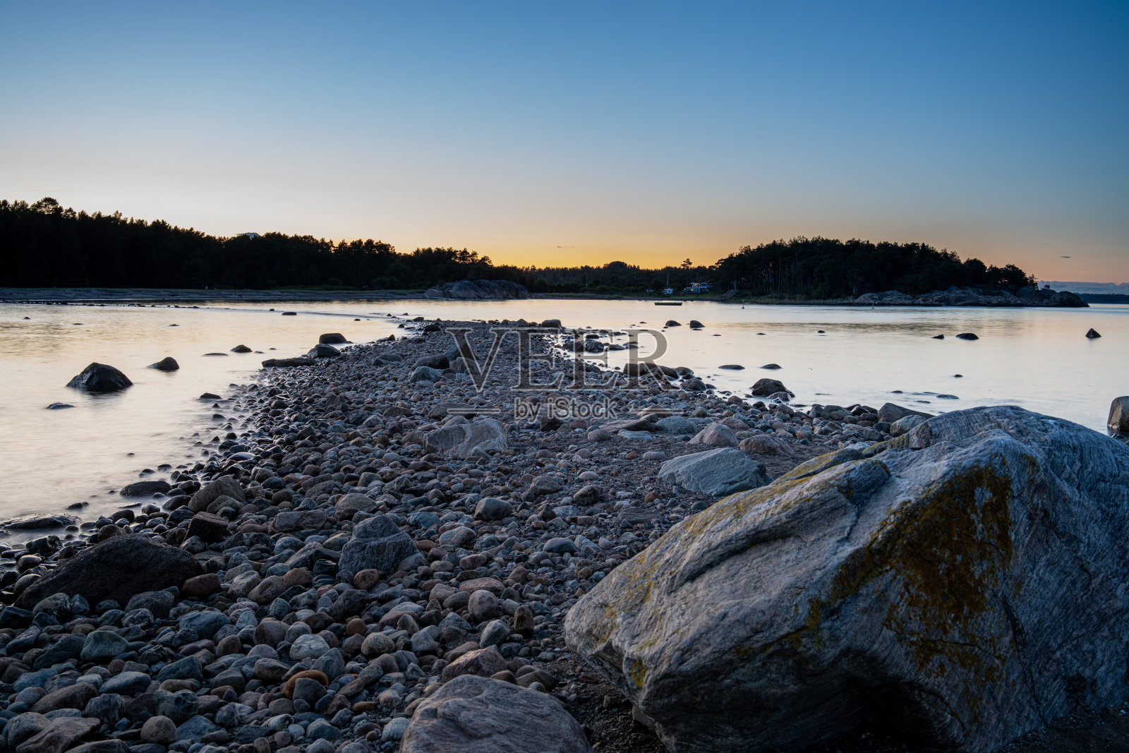 从挪威拉科伦附近的海滩观看奥斯陆峡湾照片摄影图片