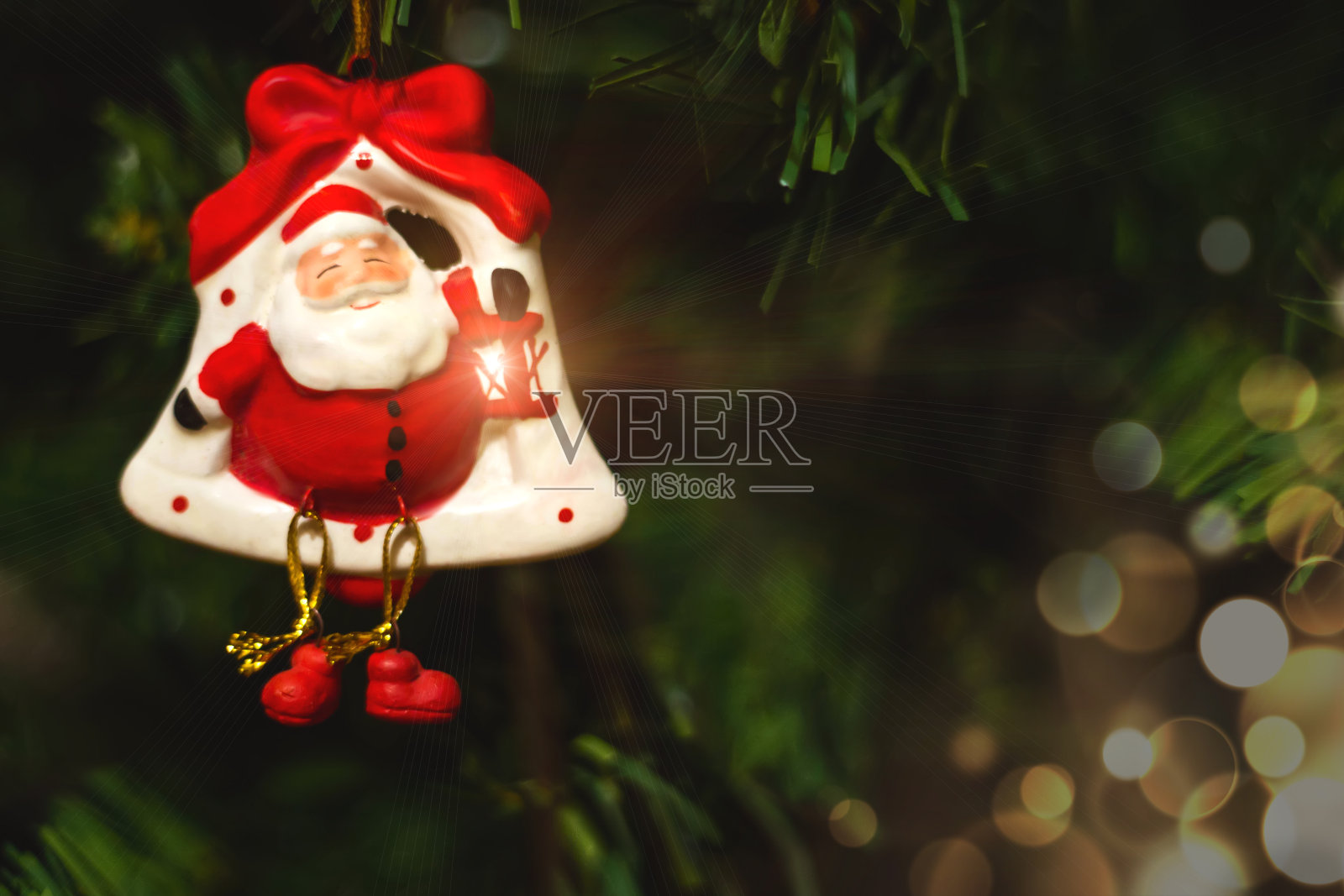 圣诞树上的圣诞玩具。圣诞家居装饰。照片摄影图片