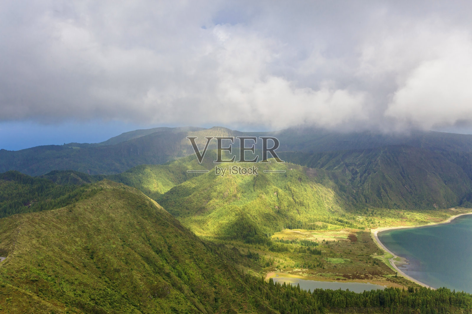 美丽的Lagoa do Fogo全景，Sao Miguel岛，葡萄牙照片摄影图片