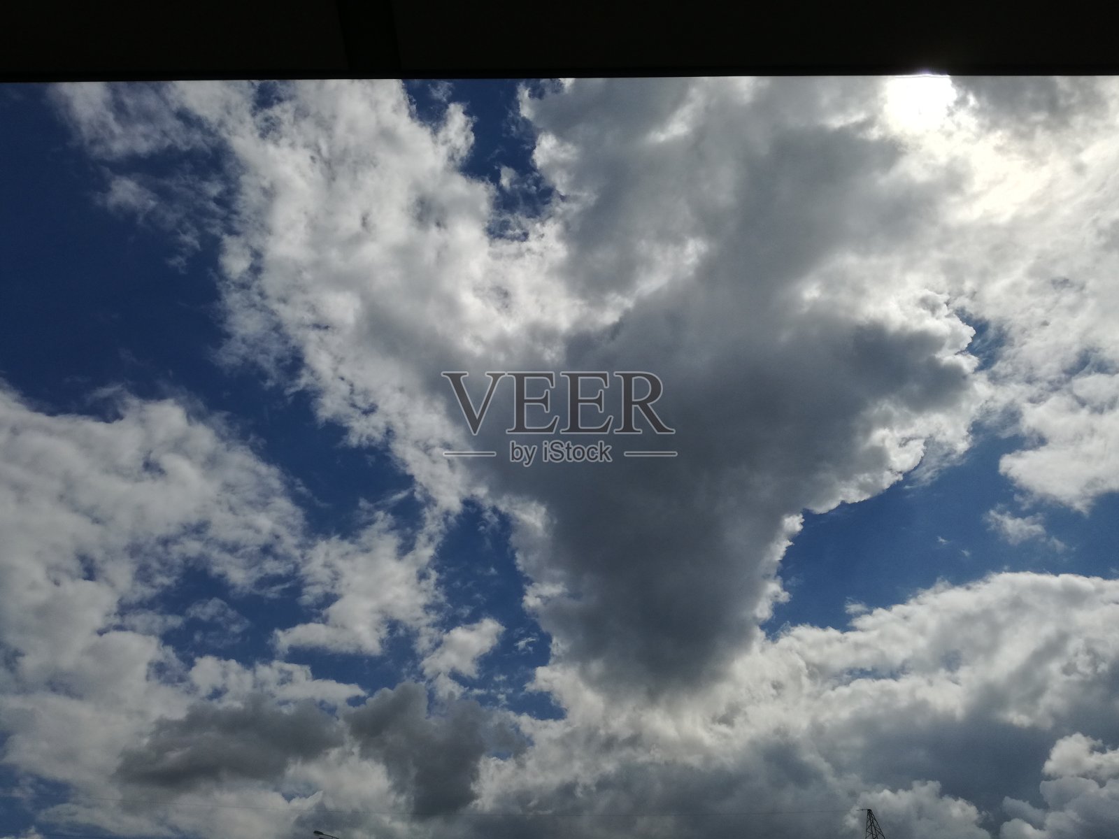 蓝天背景与云彩和太阳反射。夏天的白天阳光灿烂。股票图片说明。照片摄影图片