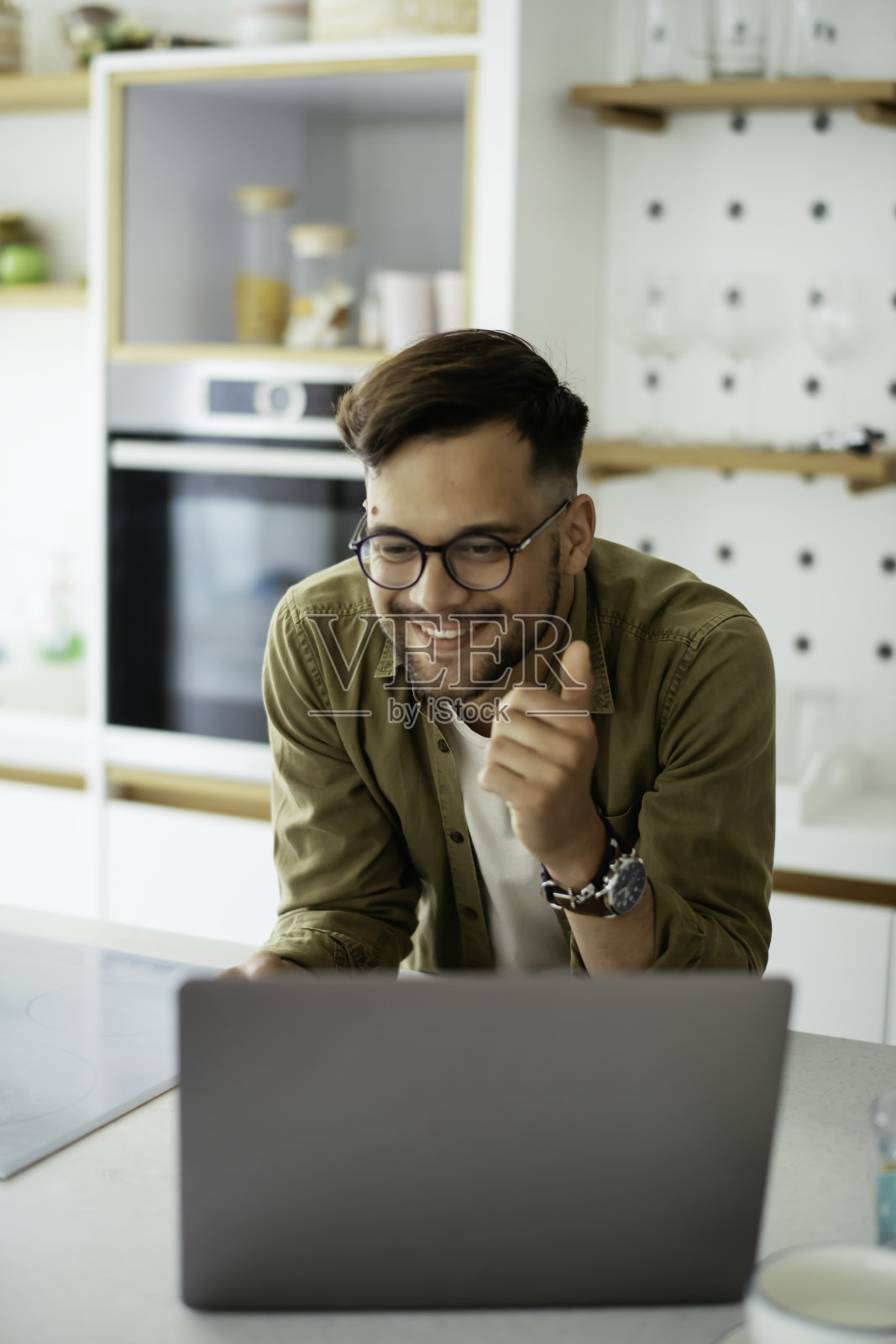 年轻人在家里吃早餐。照片摄影图片