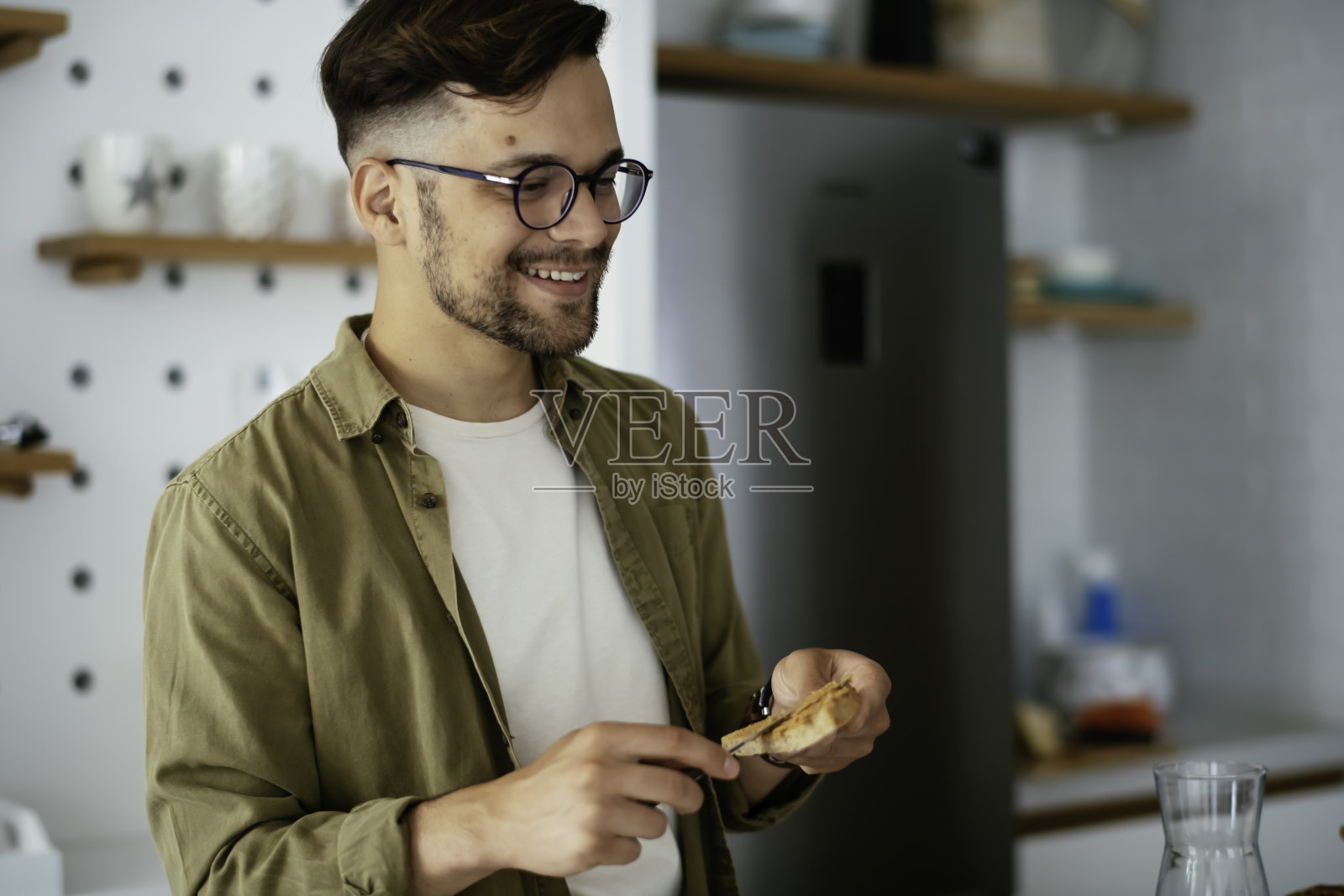年轻人在家里吃早餐。照片摄影图片