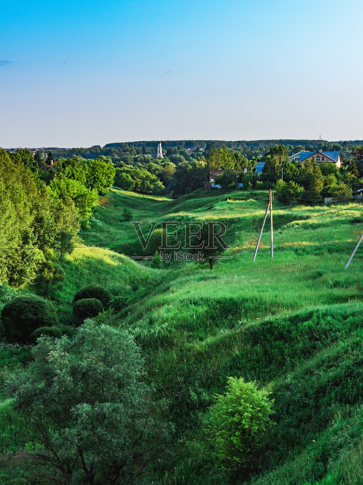 村落景观峡谷教堂为背景照片摄影图片