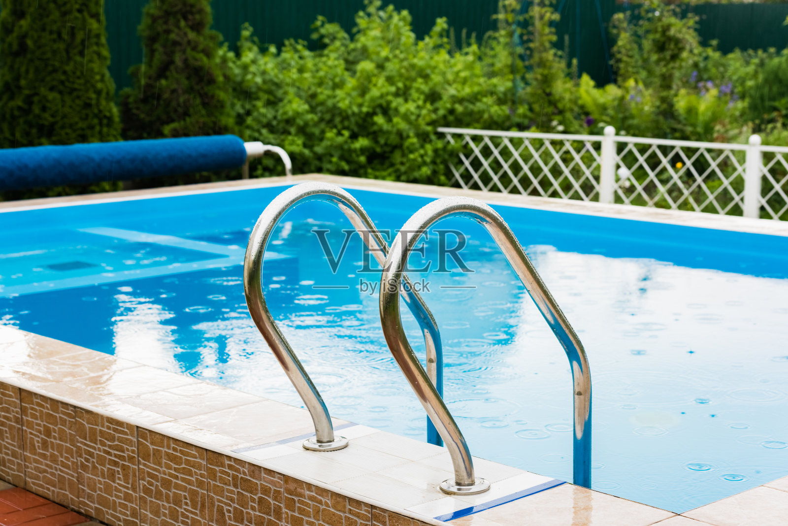 通往游泳池的楼梯照片摄影图片