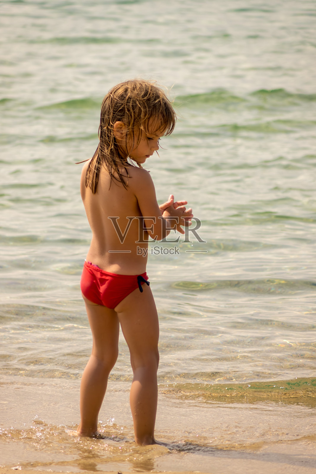 女孩在海上照片摄影图片