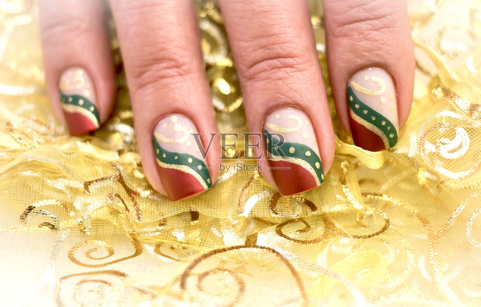 绿色金色和红色圣诞指甲艺术设计照片摄影图片