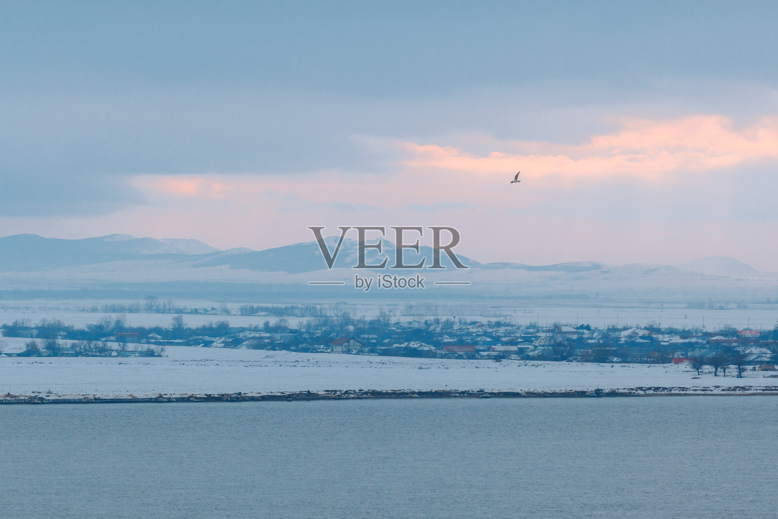 冬天的一天，从加拉蒂城看罗马尼亚多布罗赫亚的马辛山脉。照片摄影图片