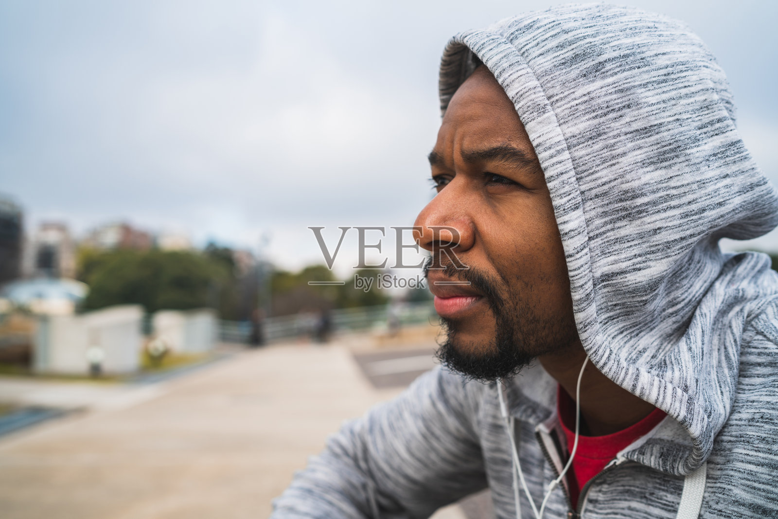 运动员在听音乐。照片摄影图片