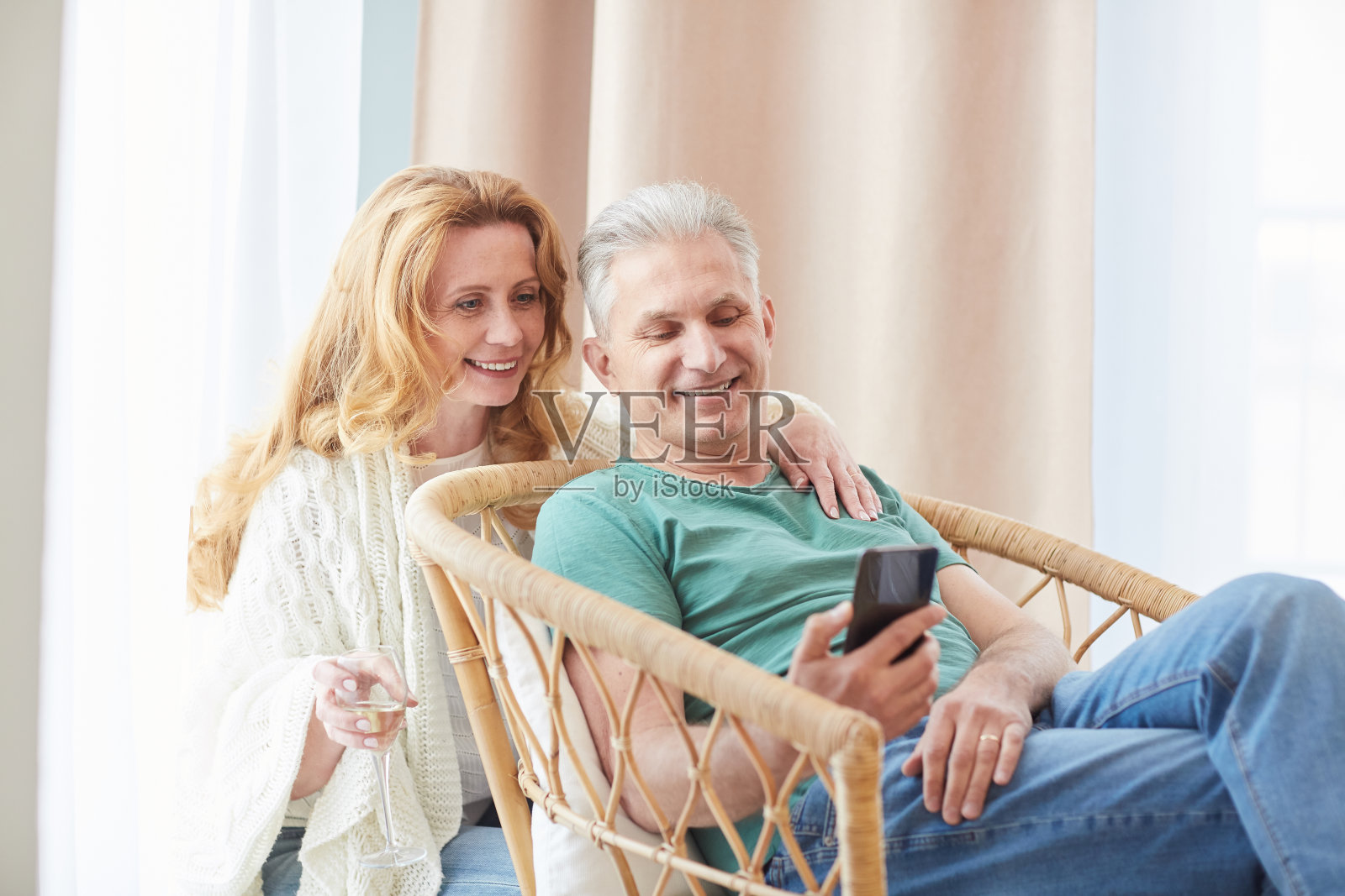 优雅成熟的夫妇在家里通过视频聊天说话照片摄影图片