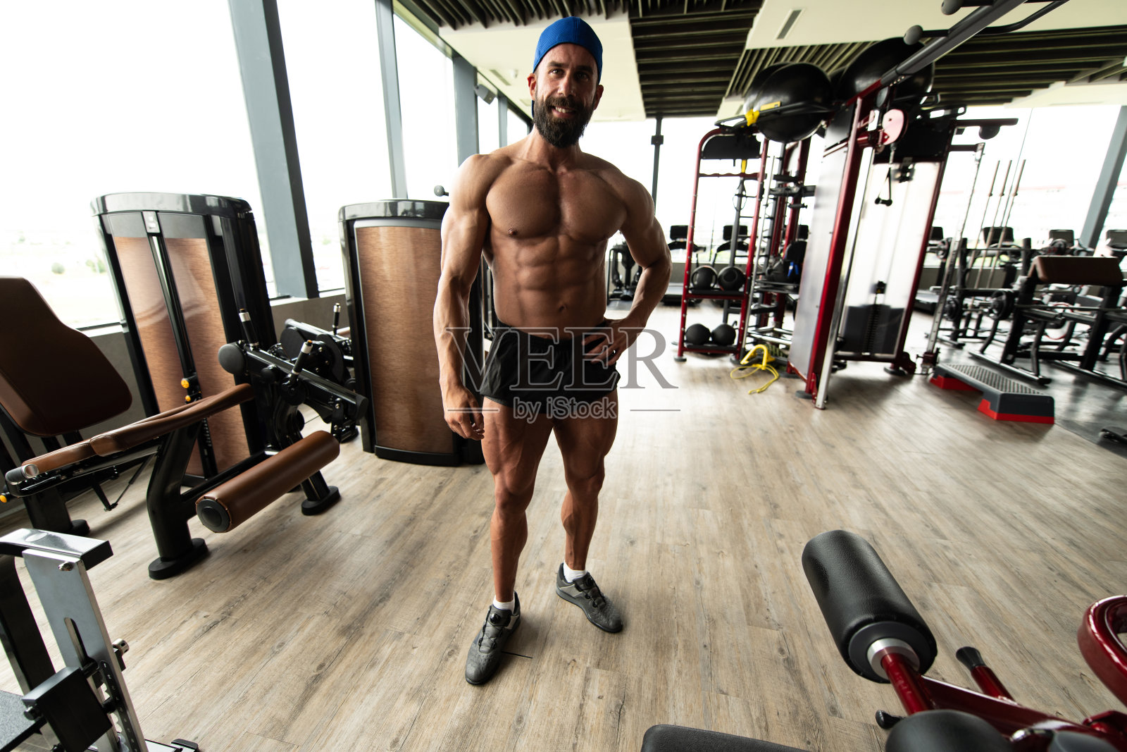 年轻人显示出腹部肌肉照片摄影图片