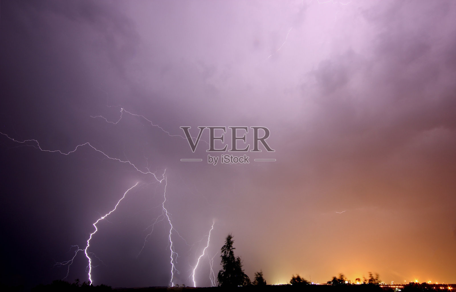 雷雨时夜空中的闪电照片摄影图片