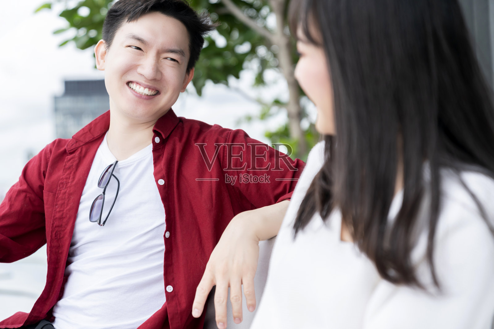 幸福开朗的亚洲年轻夫妇男女目光接触，一起笑，一起笑，有趣的谈话，放松，休闲服装投票和花园度假周末度假胜地背景照片摄影图片