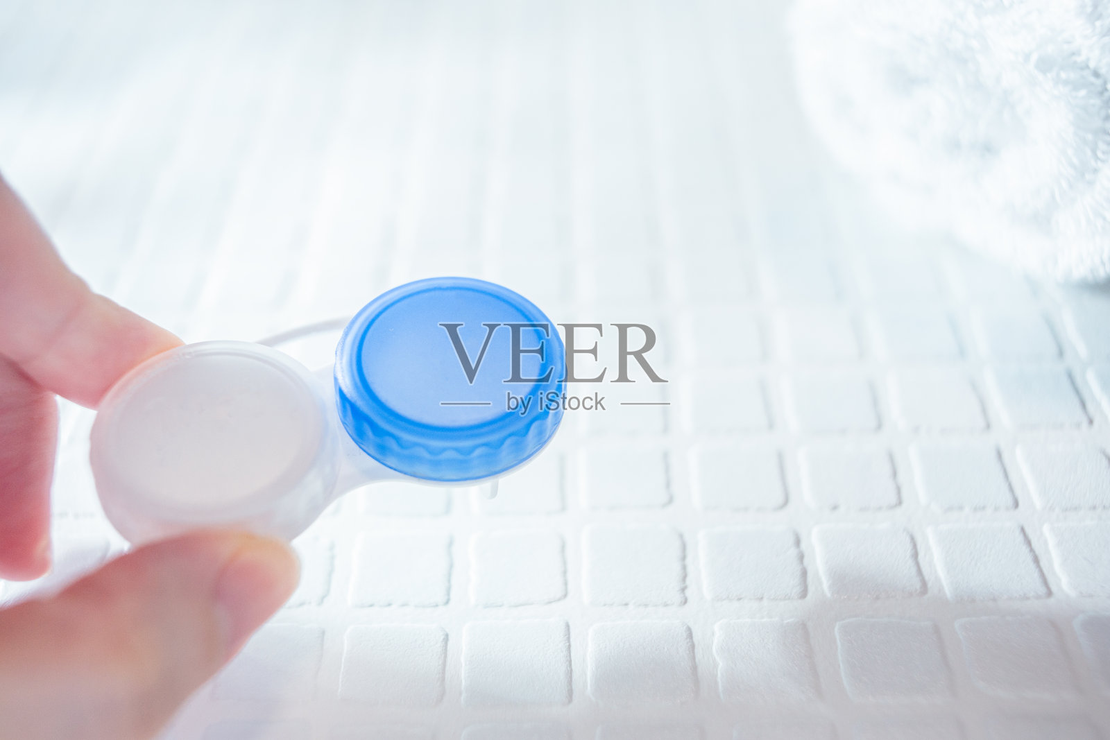 佩戴矫正视力/隐形眼镜。眼镜和替换。清洁隐形眼镜。照片摄影图片