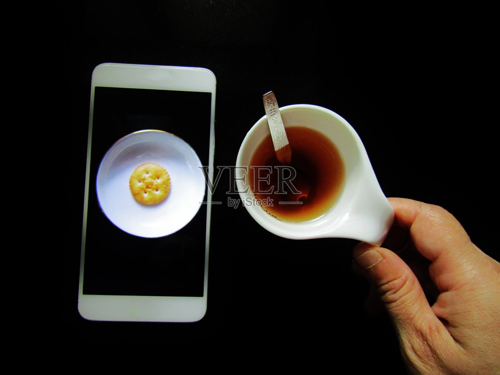 社会距离……在家里通过电话进行社交照片摄影图片