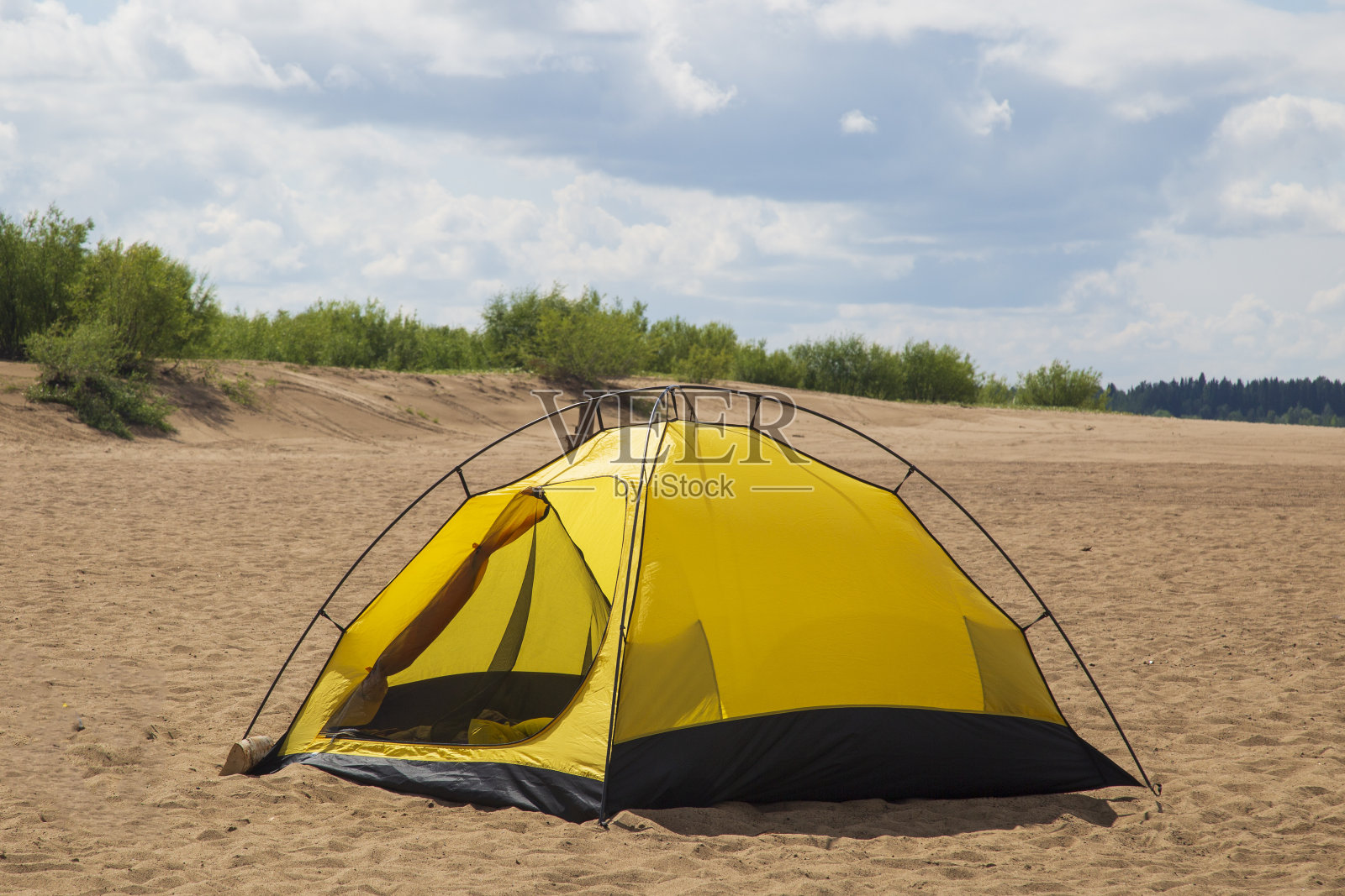 夏天在海滩上搭起了一个旅游帐篷。照片摄影图片