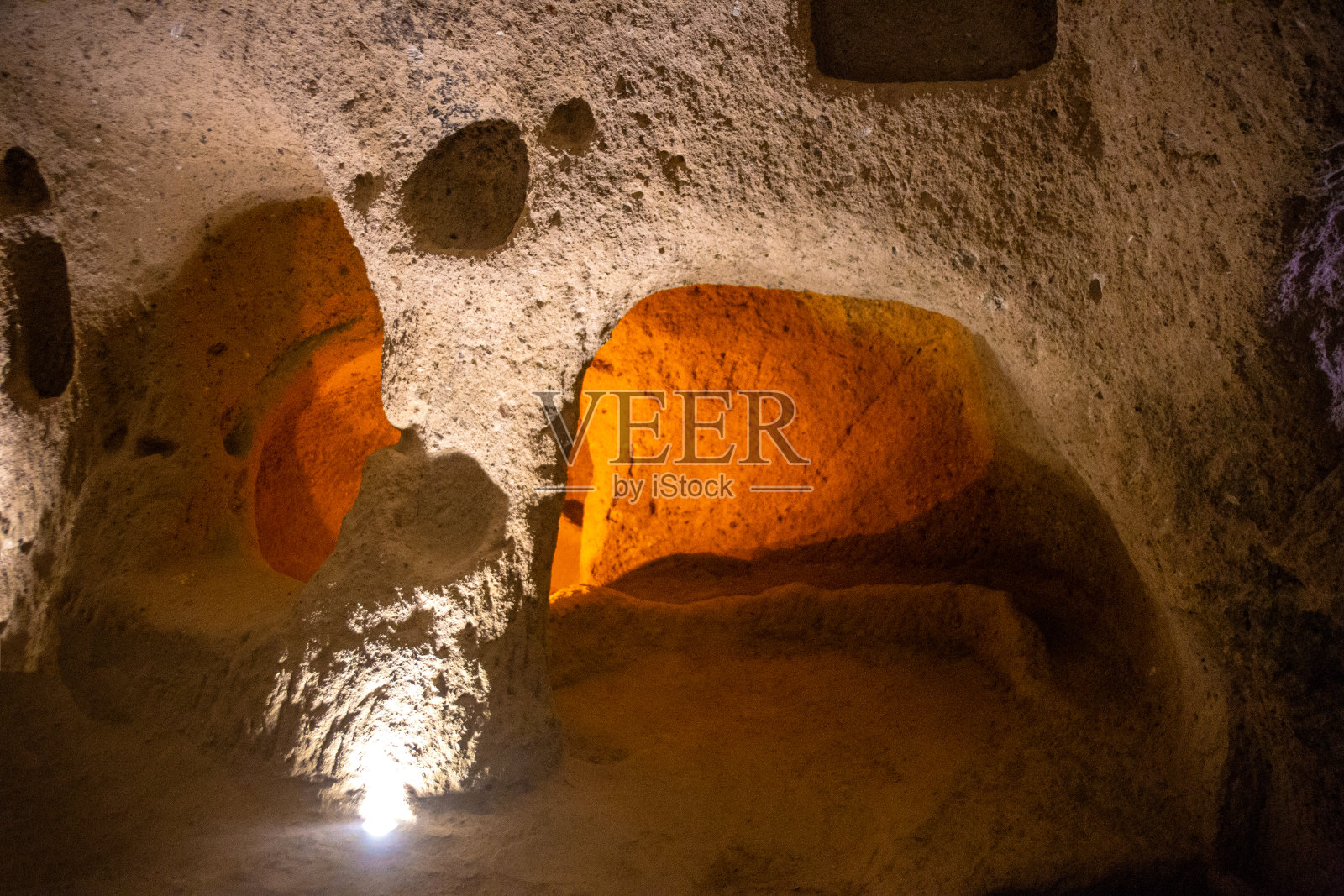 地下城市：卡帕多西亚的古代多层地下洞穴城市代林库尤，土耳其照片摄影图片