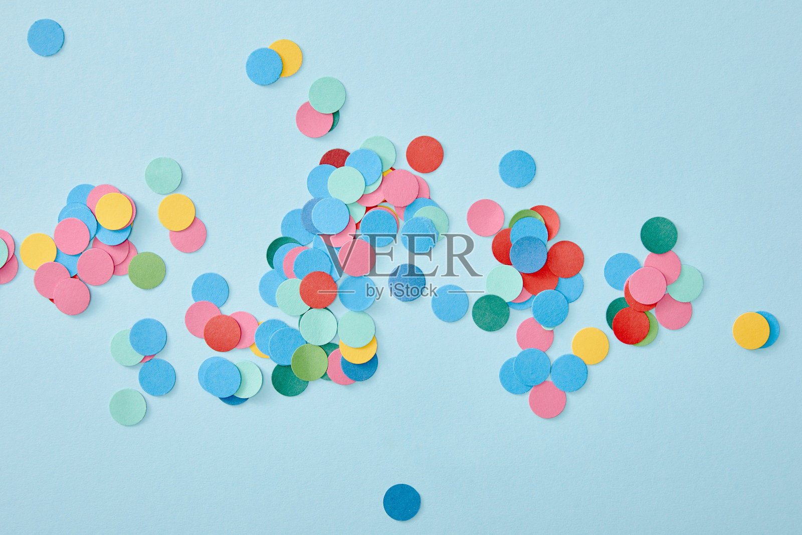 俯视图的彩色圆形五彩纸屑在蓝色的背景照片摄影图片