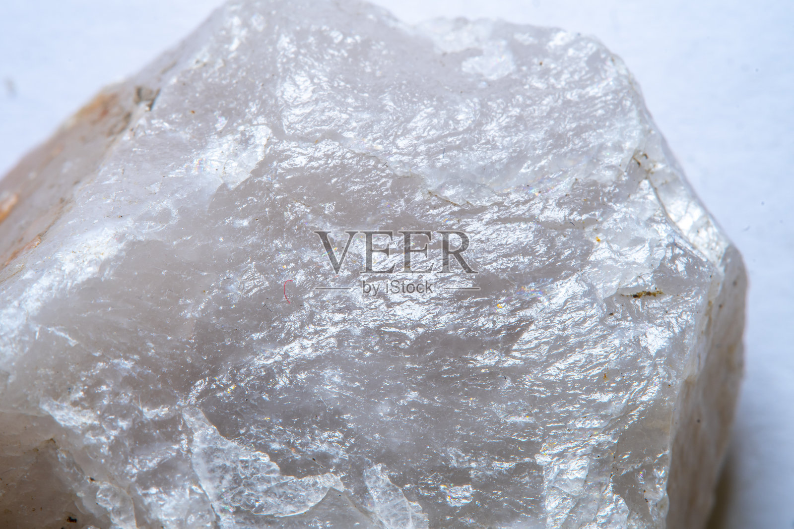 天然石英的纹理配以切屑，并点缀着不同深浅的红色，以强烈的增色和柔和的聚焦。照片摄影图片