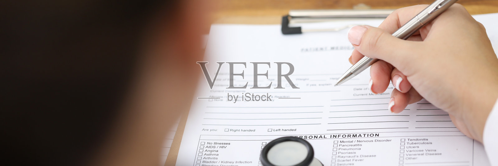 人们用笔填写文件个人资料照片摄影图片