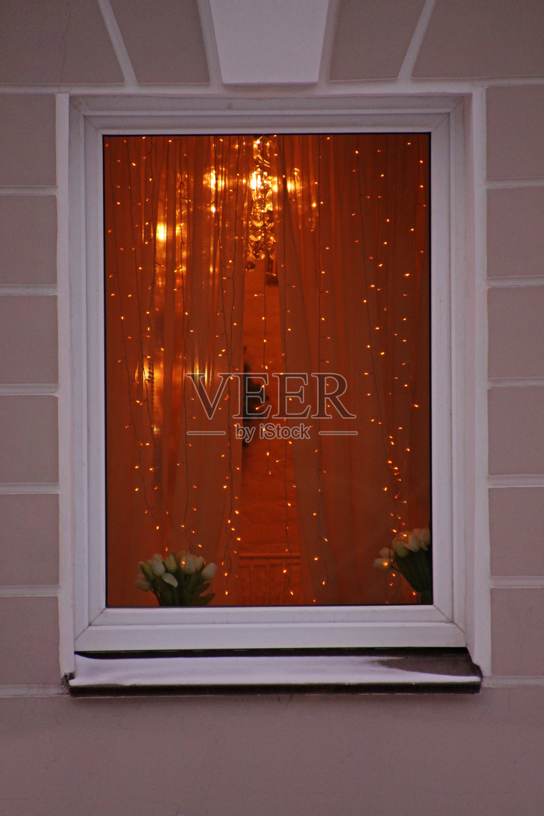 窗帘上有花环的窗户照片摄影图片