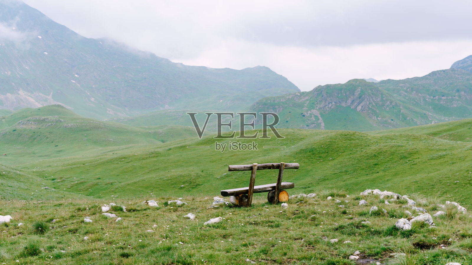 塞多山口的黑山国家公园里的一张木凳。照片摄影图片