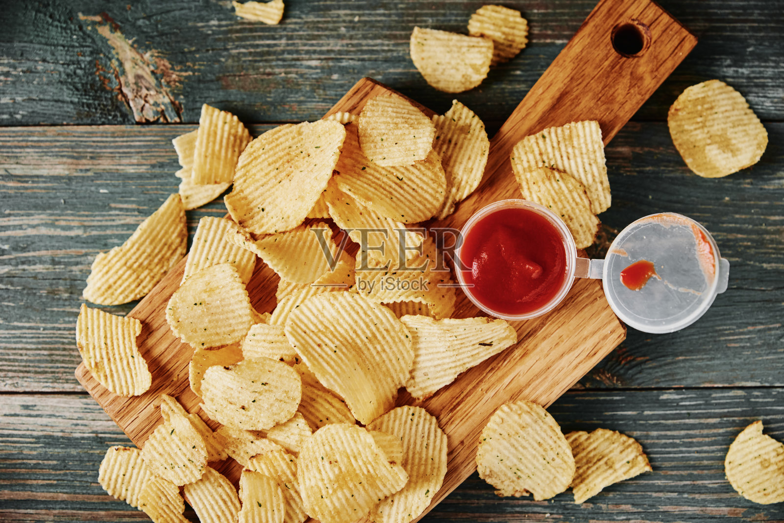 薯片和酱汁放在桌子上，靠近点照片摄影图片