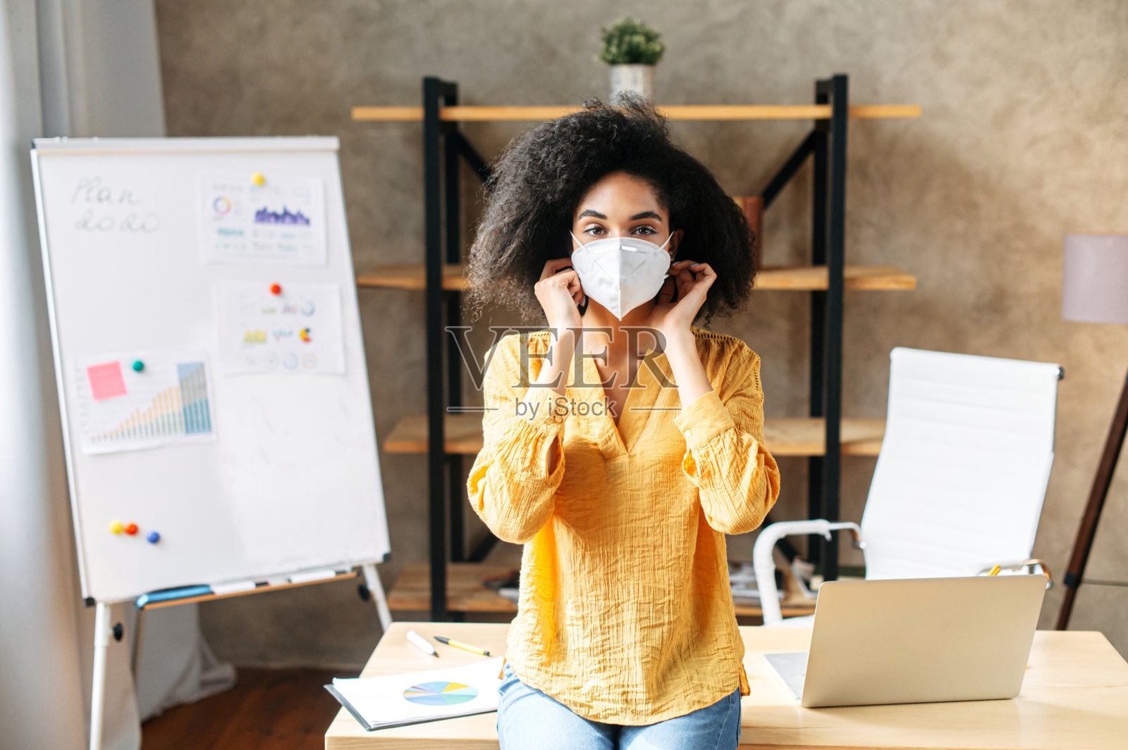 一个戴医用口罩的非裔美国年轻女人照片摄影图片