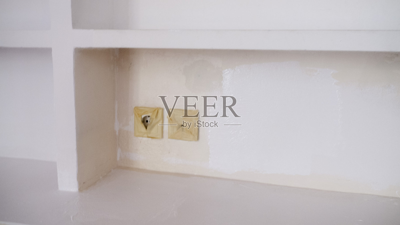 用油漆工胶带盖住开关和插头照片摄影图片