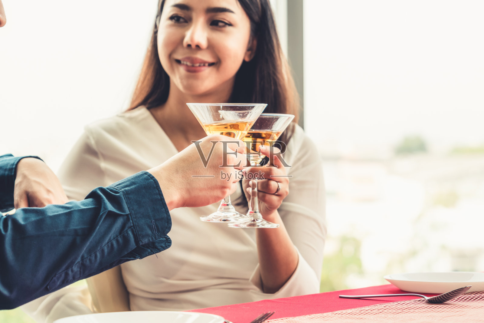 幸福浪漫的情侣在餐厅吃午餐照片摄影图片