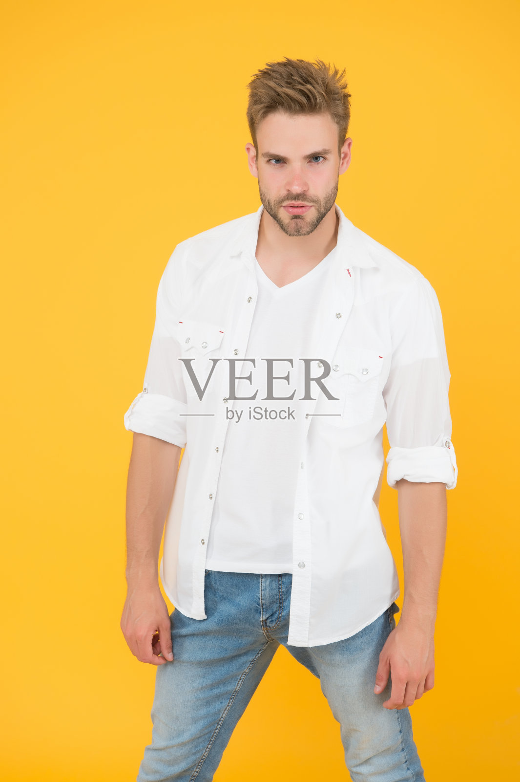 达到的特权地位。有魅力的男人穿衬衫。对他的吸引力充满信心。胡须男商业风格。帅哥时尚模特。男子气概的人。正式的时装。正式的风格。服装店照片摄影图片