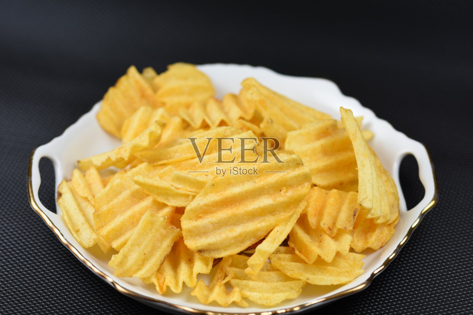 土豆片加盐，瓦楞片照片摄影图片