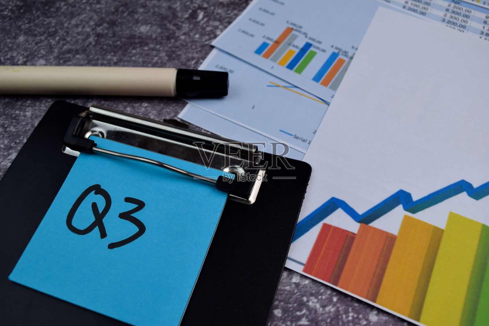 第二季度-第三季度期间写在便利贴上，隔离在办公桌上。股票市场的概念照片摄影图片