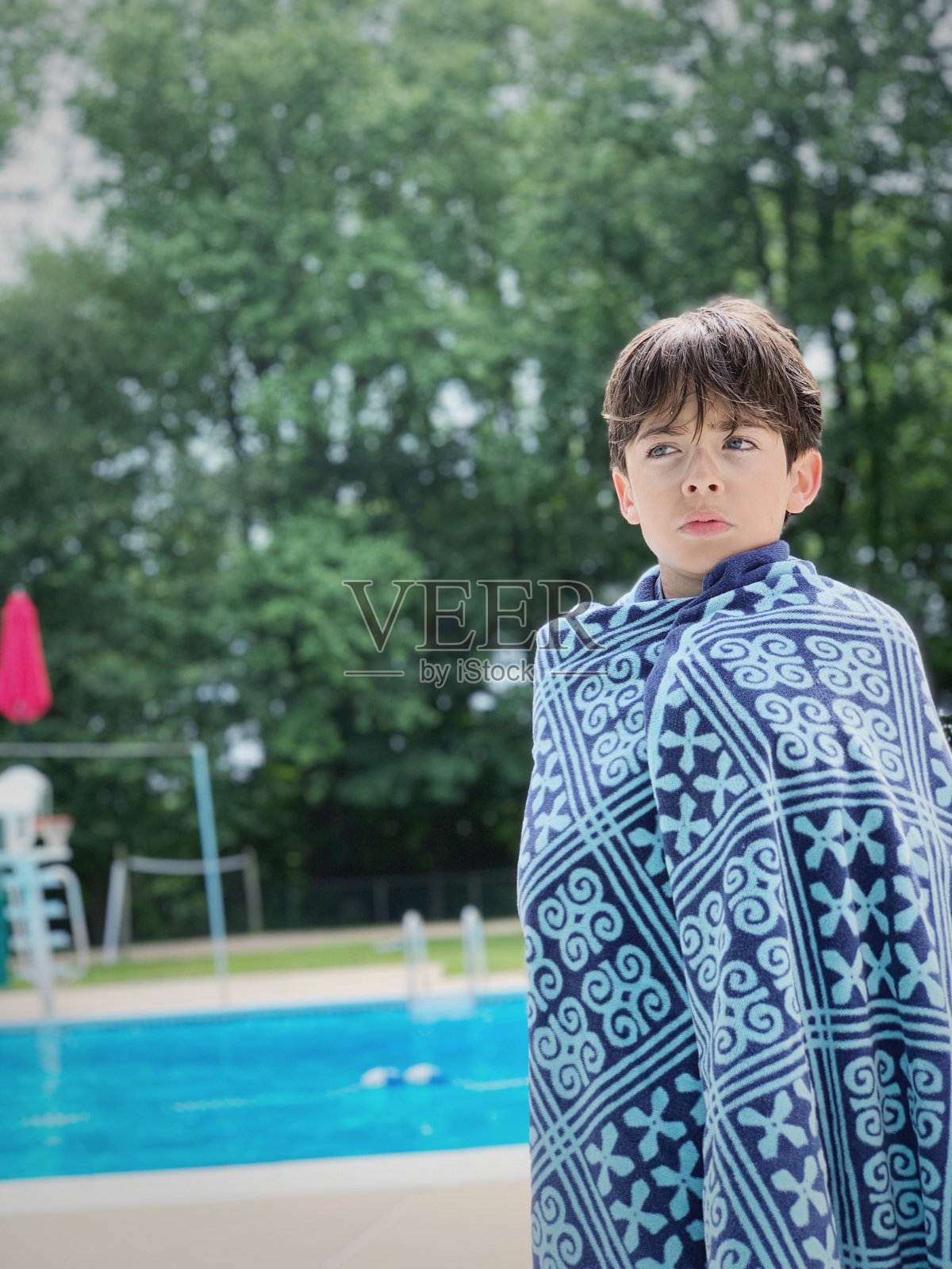 男孩在游泳池照片摄影图片