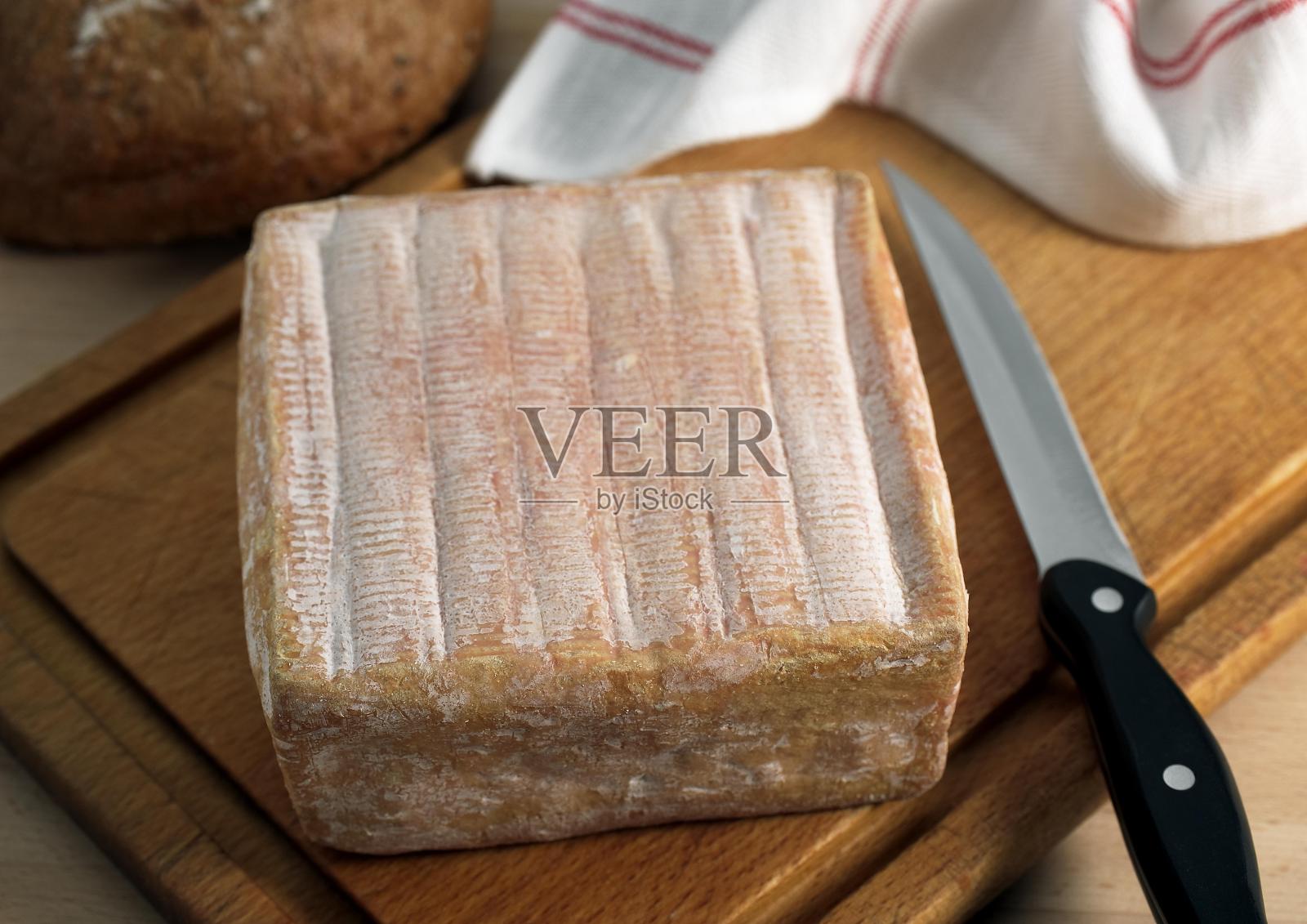 桥，诺曼底产的法国奶酪，用牛奶制成照片摄影图片