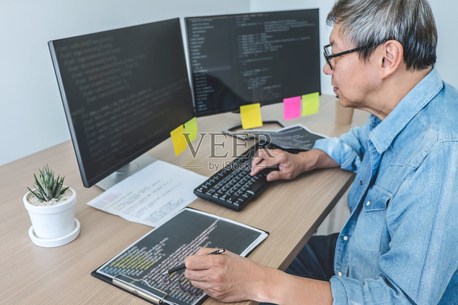 高级程序员，在软件开发公司办公室工作，编写代码和输入数据代码照片摄影图片