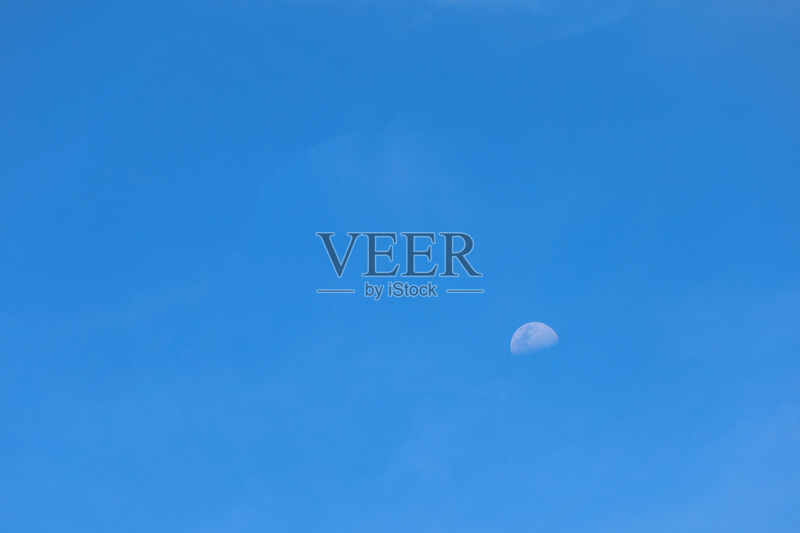 在泰国的天空中，蓝色天空上的半月照片摄影图片